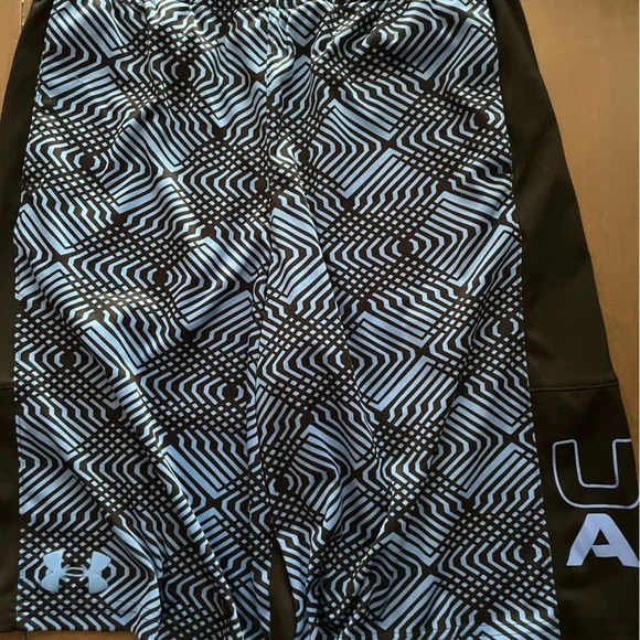 Under Armor Shorts - size youth large - Picture 3 of 6